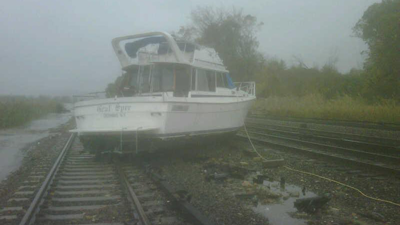 Illustration for article titled Photo: Boat on Metro-North Tracks at Ossining, NY